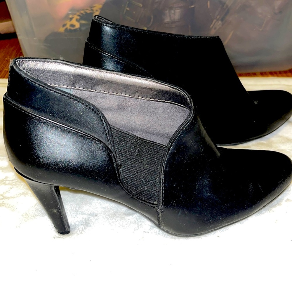 Black leather closed toe heels